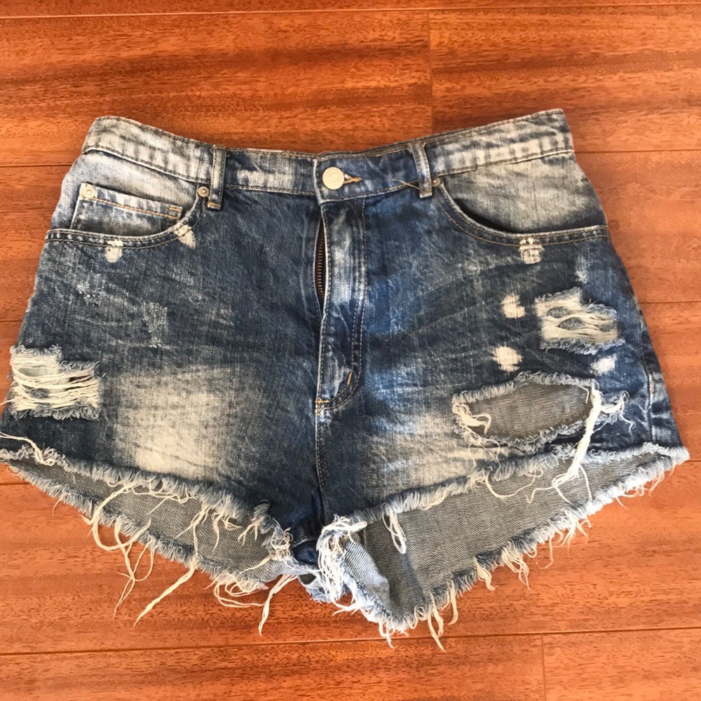 Distressed denim shorts 💕